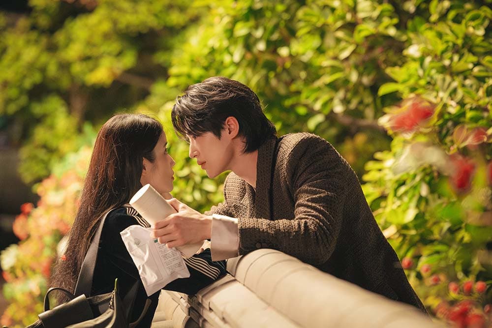 IU e Byeon Woo-seok estreiam romance real em A Coroa Perfeita: casamento falso vira amor