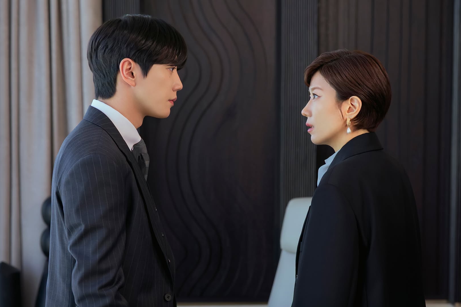 2 lados da batalha: Lee Jun Young no centro do poder em 'Reborn Rookie'
