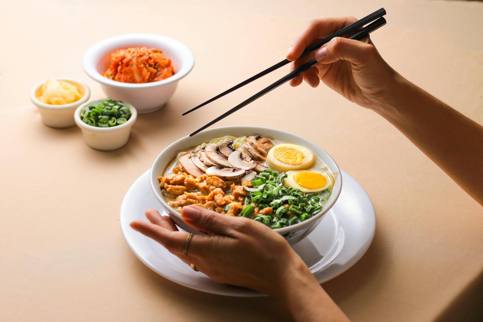 Comida coreana: 6 pratos pra pedir no primeiro restaurante