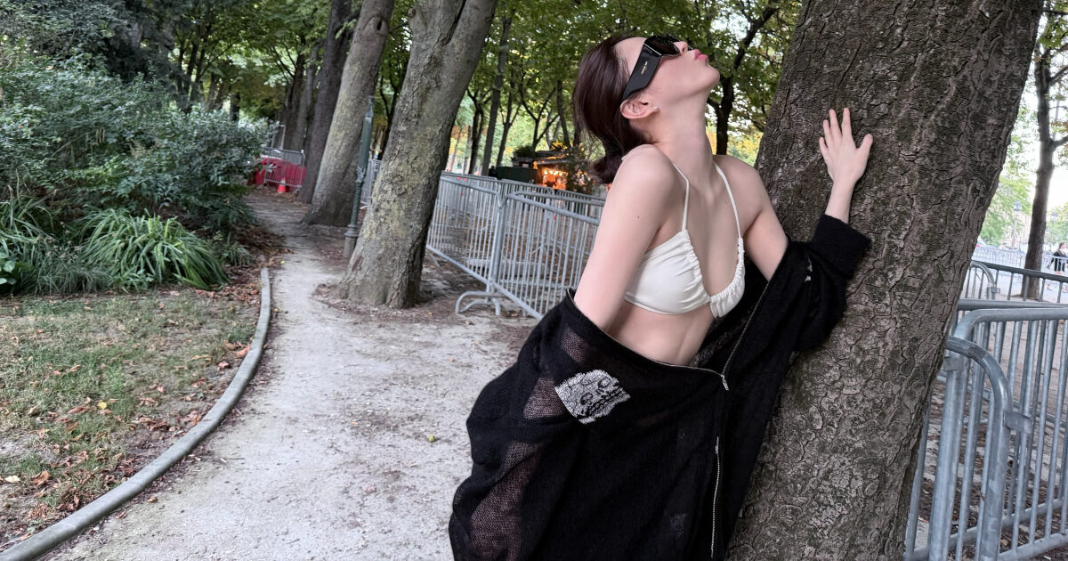 Han So Hee aparece em Paris com look bralette e conquista a internet
