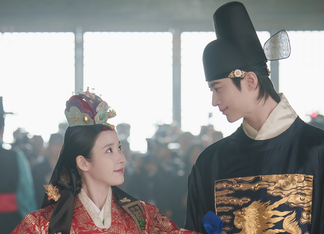 IU e Byeon Woo Seok de hanbok nupcial — e a gente simplesmente não consegue respirar