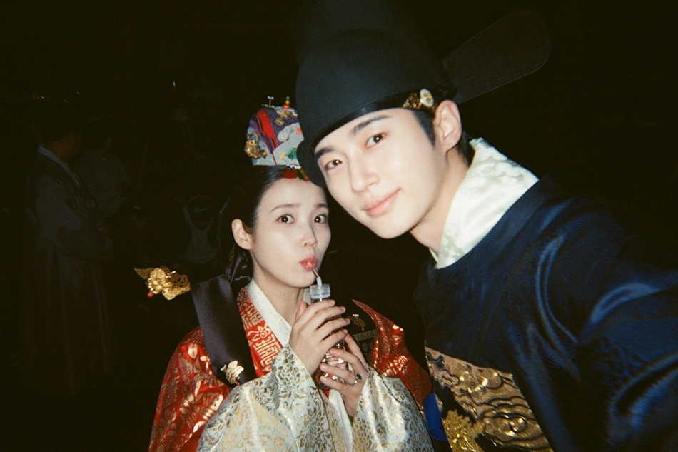 IU e Byeon Woo Seok tiraram fotos um do outro nos bastidores — e a gente definitivamente não estava preparada