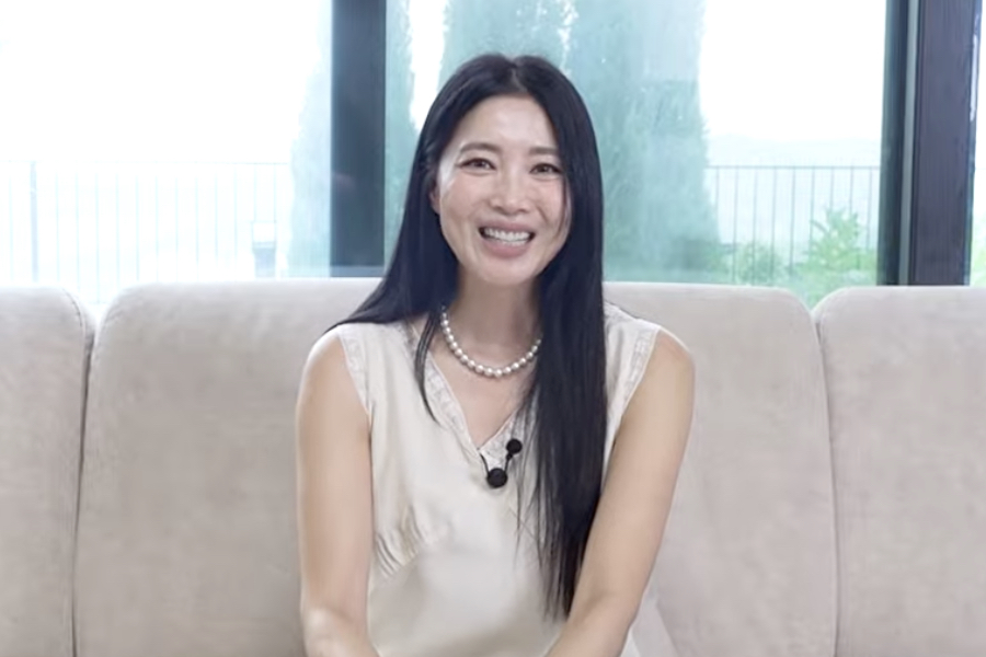 Oh Yoon Ah anuncia novo casamento em vídeo emocionante no YouTube