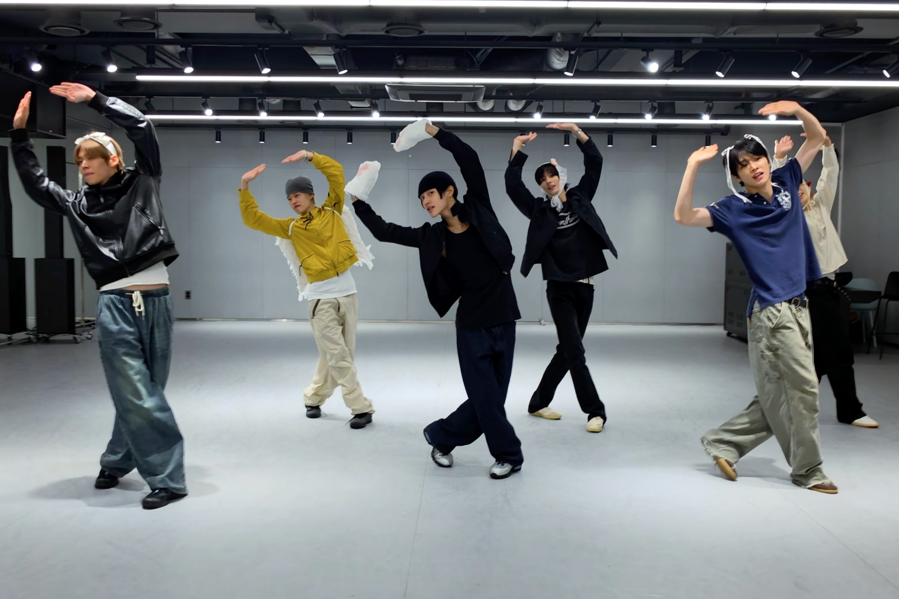 RIIZE cobre Apink e 2PM em vídeos de dança no dia 1000 de carreira