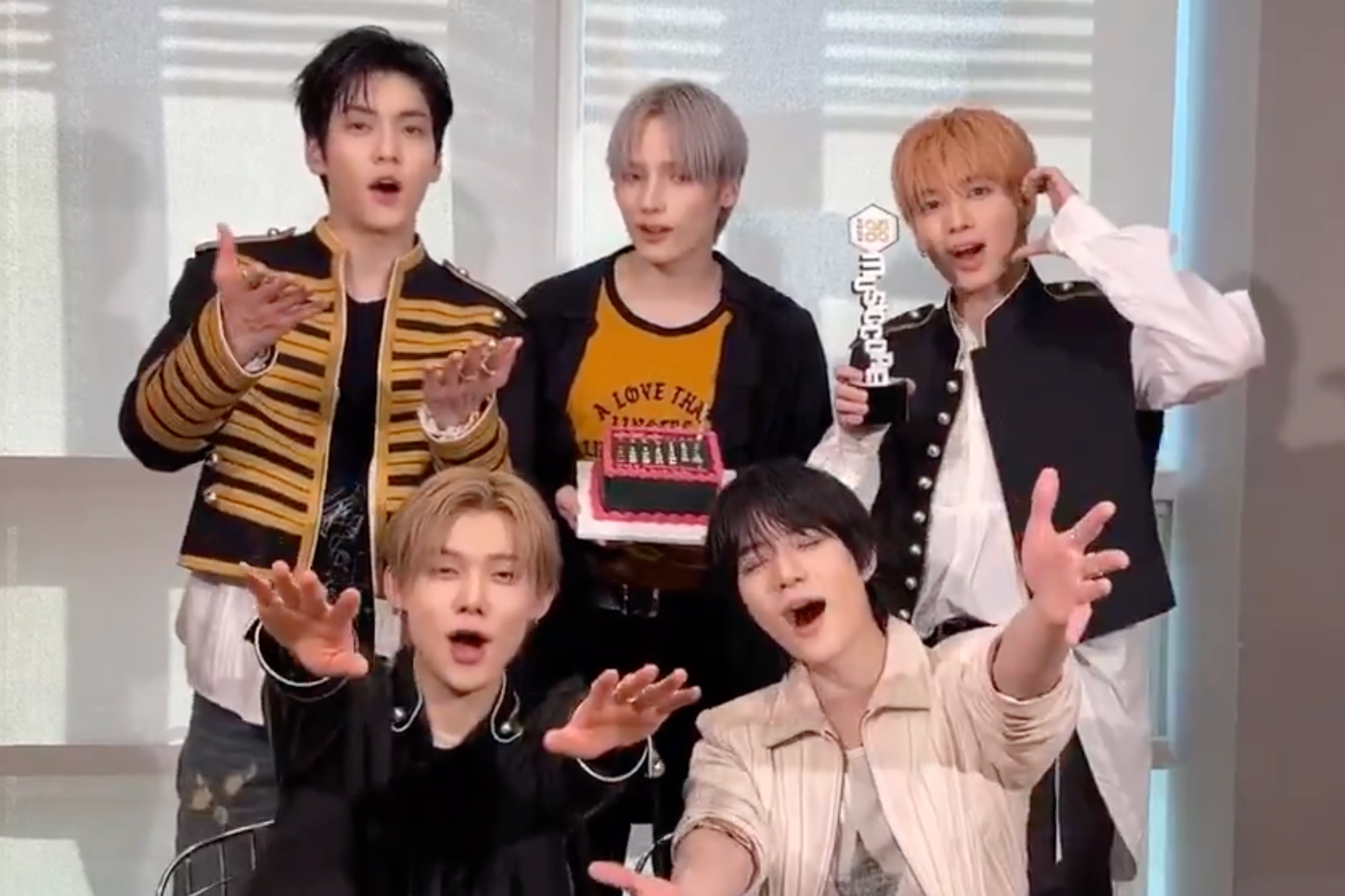 TXT: "Stick With You" conquista o 1º troféu no Music Core