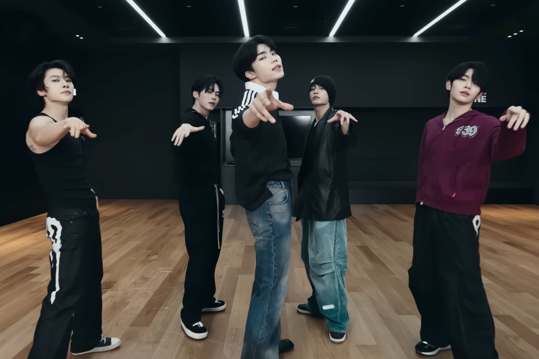 ZEROBASEONE lançou o dance practice de 'TOP 5' e a gente não consegue parar de assistir